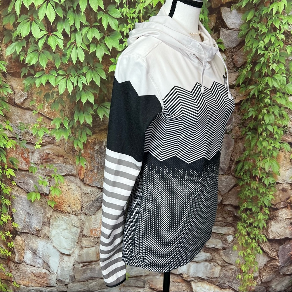 NIKE PRO Chevron Cream and Black Hooded Dri-Fit Pullover, M - Picture 9 of 12